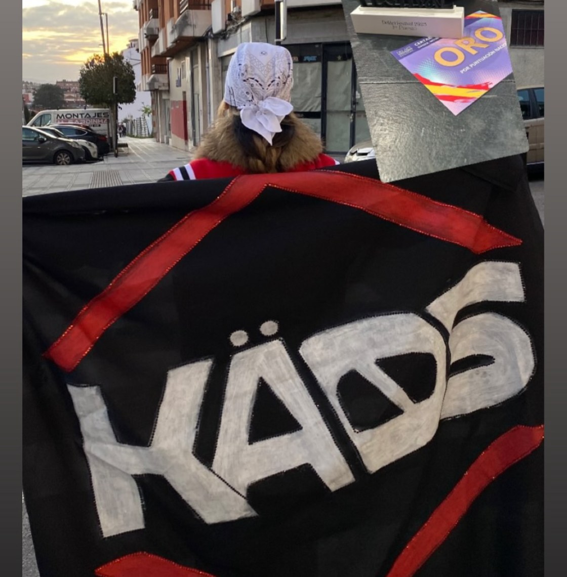 Con la bandera de Kaos en la competición