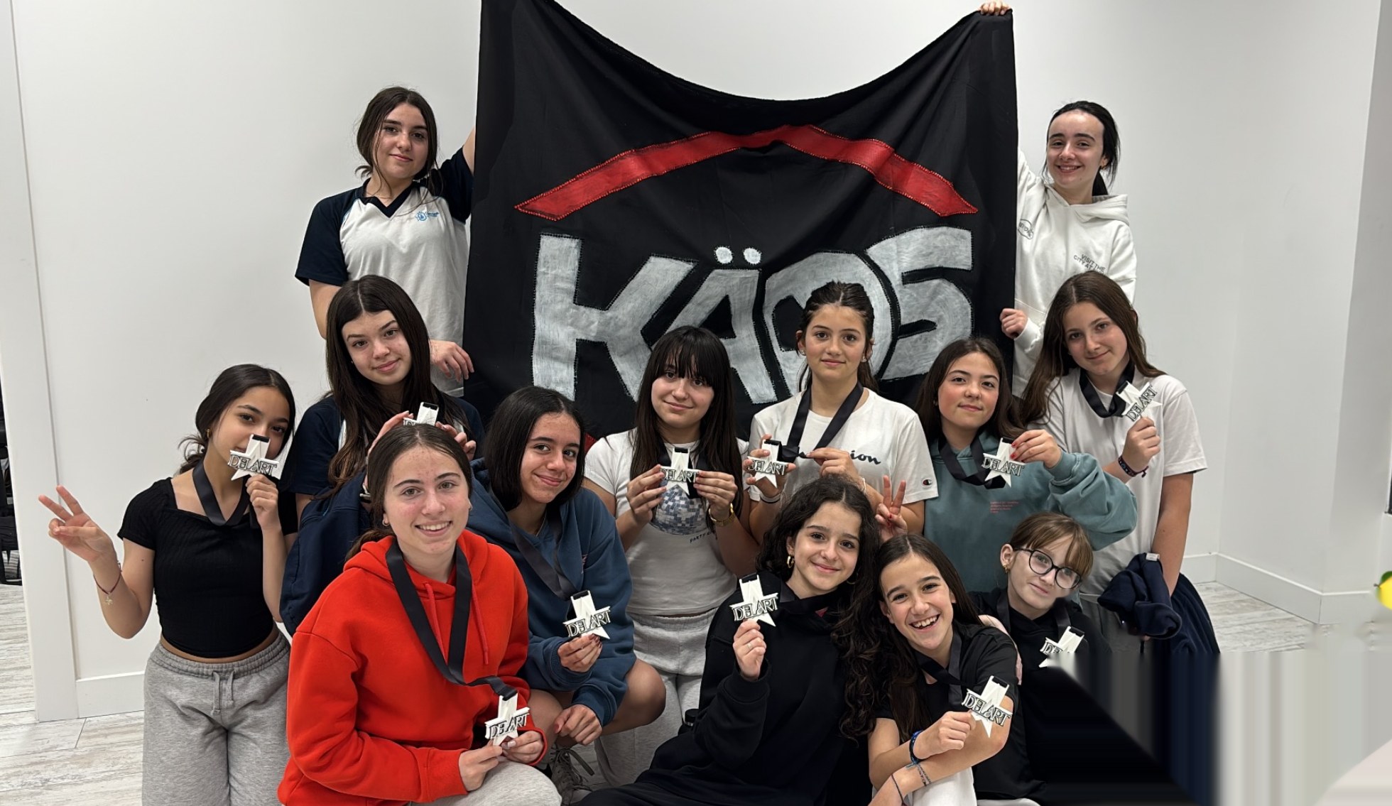 Grupo de alumnas con la bandera de Kaos