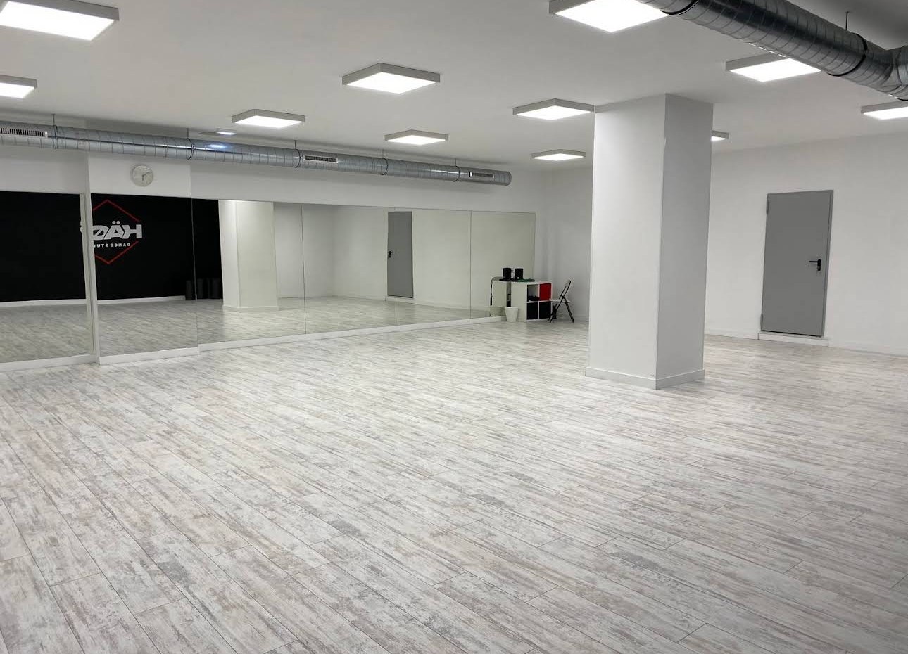 Sala principal de Kaos Dance Studio con suelo de madera y espejos
