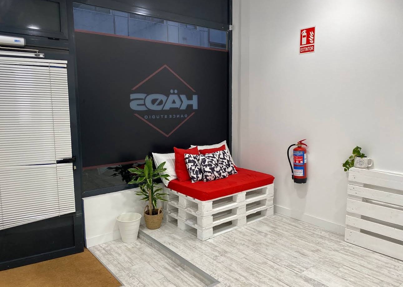 Zona de descanso con el logo de Kaos Dance Studio